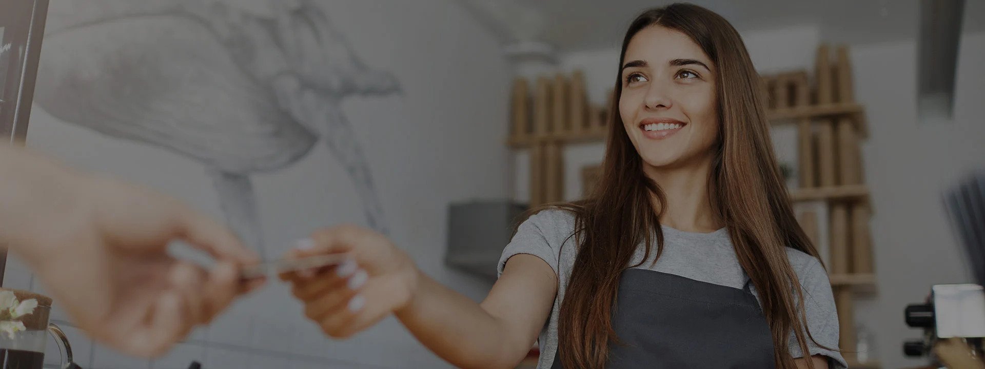 Mujer recibiendo una tarjeta Visa para efectuar un cobro